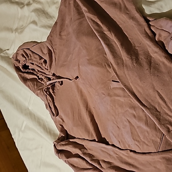 Hoodie.. two front pockets..rounded bottom.. peek a boo back - Picture 1 of 7